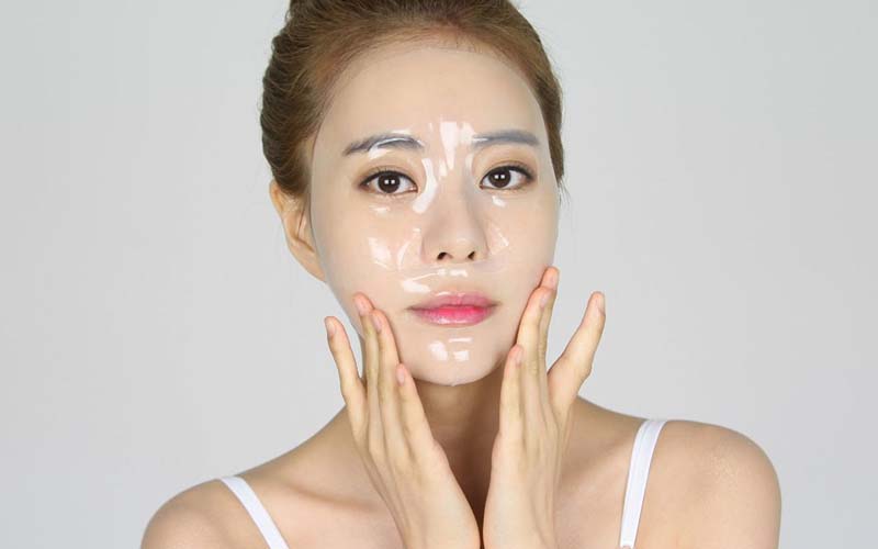 Đắp mặt nạ collagen