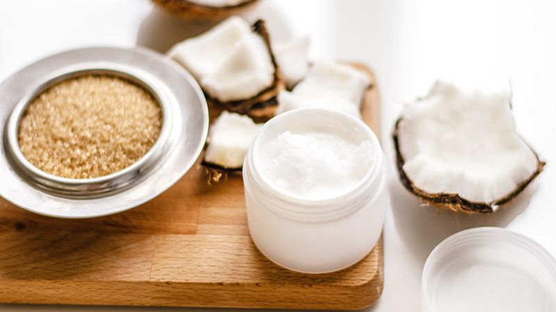 Tẩy tế bào chết bằng đường và dầu dừa