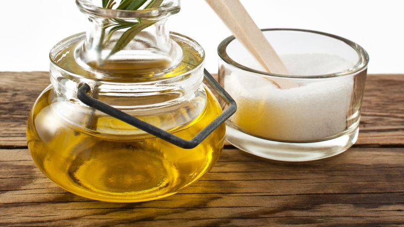 Tẩy tế bào chết bằng đường và dầu oliu