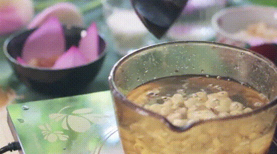 Hạt sen rửa sạch, bỏ phần tim sen. Luộc hạt sen cho tới khi hạt sen chín mềm, không nên luộc lâu sẽ khiến hạt sen quá bở. Hạt sen rửa sạch, bỏ phần tim sen. Luộc hạt sen cho tới khi hạt sen chín mềm, không nên luộc lâu sẽ khiến hạt sen quá bở.