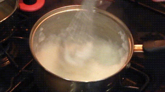 Đun sôi 1 lít nước rồi cho 1 chén gạo vào nấu trong vòng 30-45 phút cho đến khi thật nhừ và đặc lại. Liên tục đảo để cháo không bị dính vào nồi.