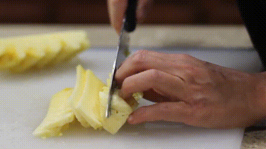 Phần gói bánh tráng: cắt mỏng theo chiều dọc.