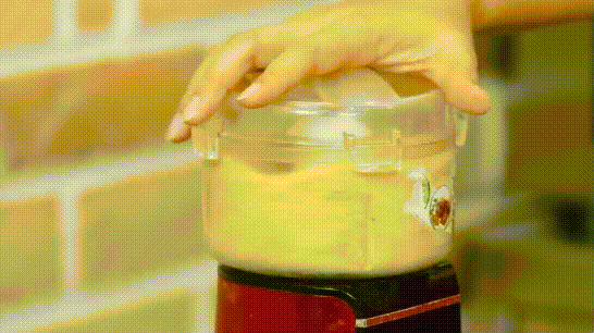 Kế đến cho đậu phộng rang, mè rang, 1 muỗng canh muối và 1 muỗng canh đường vào máy xay cho nhuyễn.