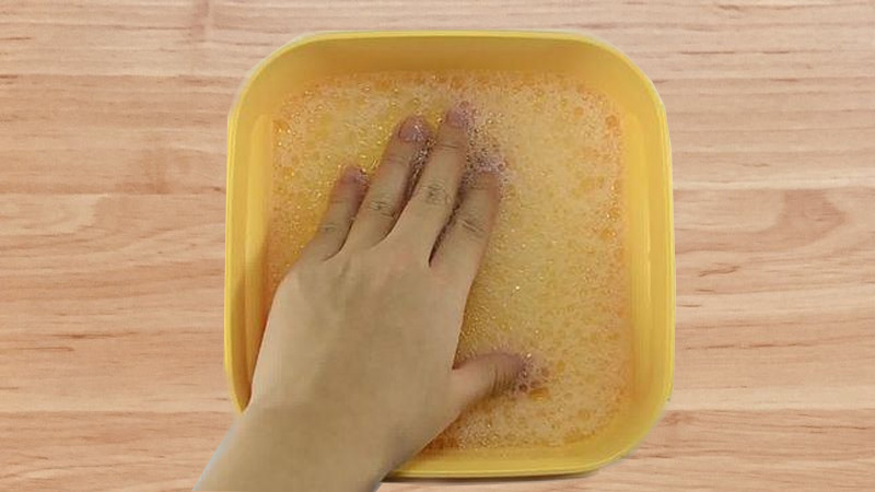 Giữ bàn tay của bạn trong nước xà phòng ấm trong 10 phút
