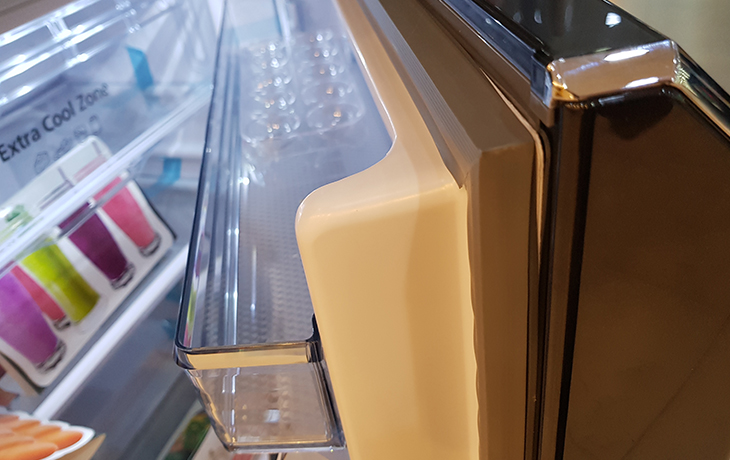 ron cửa cao su Đánh giá tổng quan tủ lạnh Panasonic Inverter 326 lít NR-BL359PKVN siêu tiết kiệm điện > ron cửa cao su