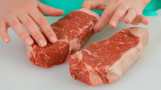 Thịt bò nên chọn loại thịt thăn hoặc phi lê có vân mỡ trắng, đều, có độ dày khoảng 2cm thì khi làm bít tết sẽ ngon hơn.