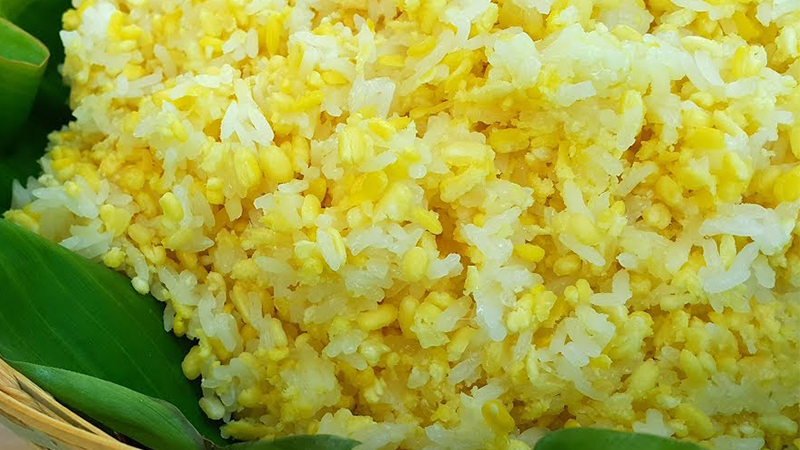 Drizzle cooking oil or fat on the sticky rice