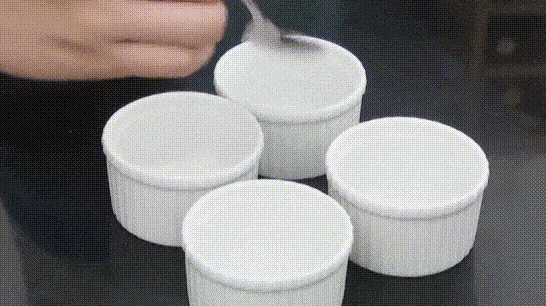 Cho 1/2 muỗng cà phê đường và 1 muỗng canh nước lọc vào mỗi cốc, sau đó đem quay ở công suất cao trong vòng 5 phút. Cho 1/2 muỗng cà phê đường và 1 muỗng canh nước lọc vào mỗi cốc, sau đó đem quay ở công suất cao trong vòng 5 phút.