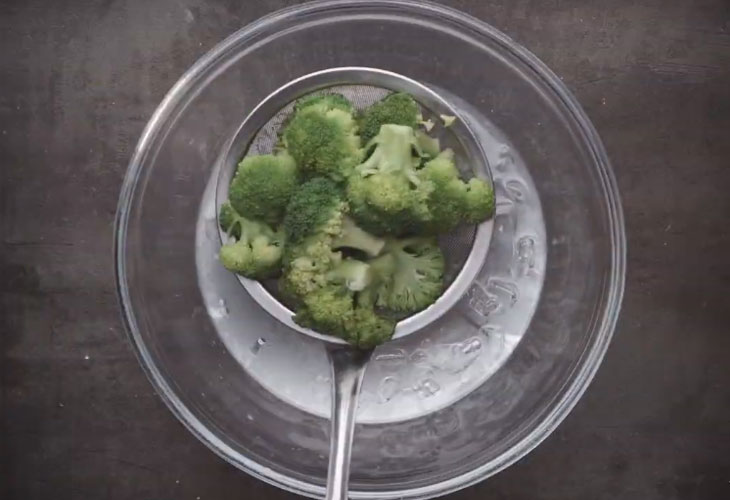 Bước 1 Luộc bông cải Salad cây thông Giáng Sinh