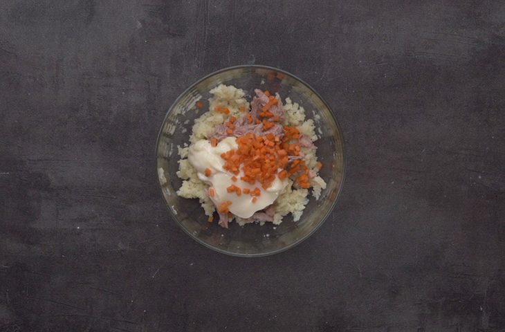 Bước 2 Trộn hỗn hợp sốt Salad cây thông Giáng Sinh