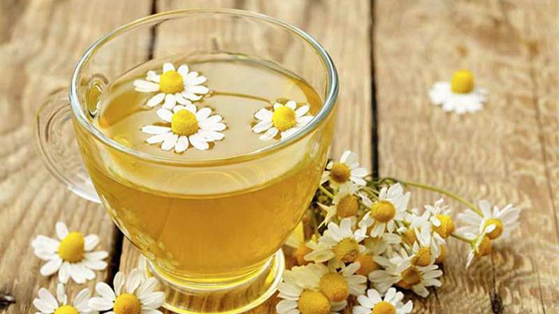 Uống trà hoa cúc cũng giảm nhanh cơn đau bụng kinh