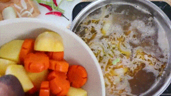 Tiếp tục cà rốt và khoai tây vào nấu đến khi sôi trở lại.