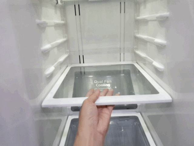 Khay kính chịu lực Tổng quan tủ lạnh Hitachi Inverter 584 lít R-M700GPGV2 GBK hiện đại, sang trọng > Khay kính chịu lực