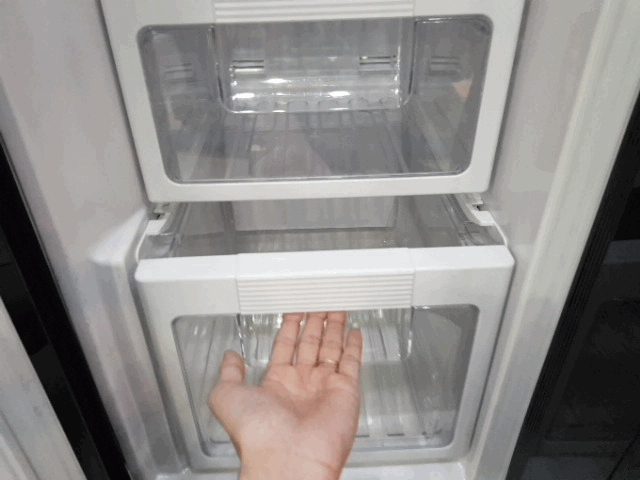 Hộp ngăn đá Tổng quan tủ lạnh Hitachi Inverter 584 lít R-M700GPGV2 GBK hiện đại, sang trọng > Hộp ngăn đá