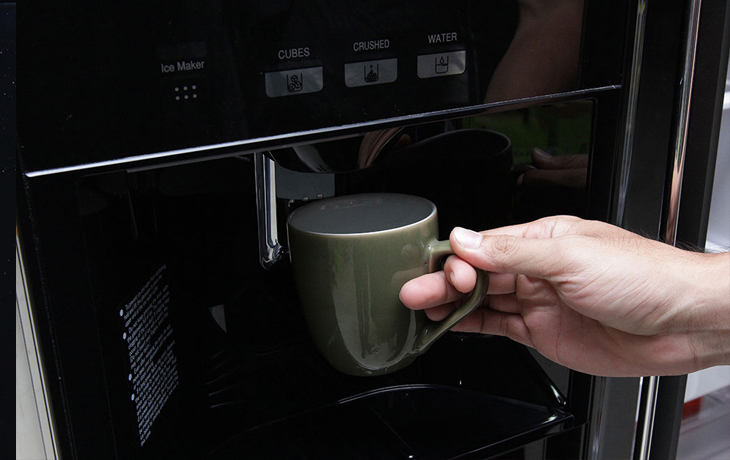 Lấy nước ngoài Tổng quan tủ lạnh Hitachi Inverter 584 lít R-M700GPGV2 GBK hiện đại, sang trọng > Lấy nước ngoài