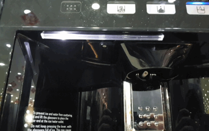 Đèn led chiếu sáng Tổng quan tủ lạnh Hitachi Inverter 584 lít R-M700GPGV2 GBK hiện đại, sang trọng > Đèn led chiếu sáng