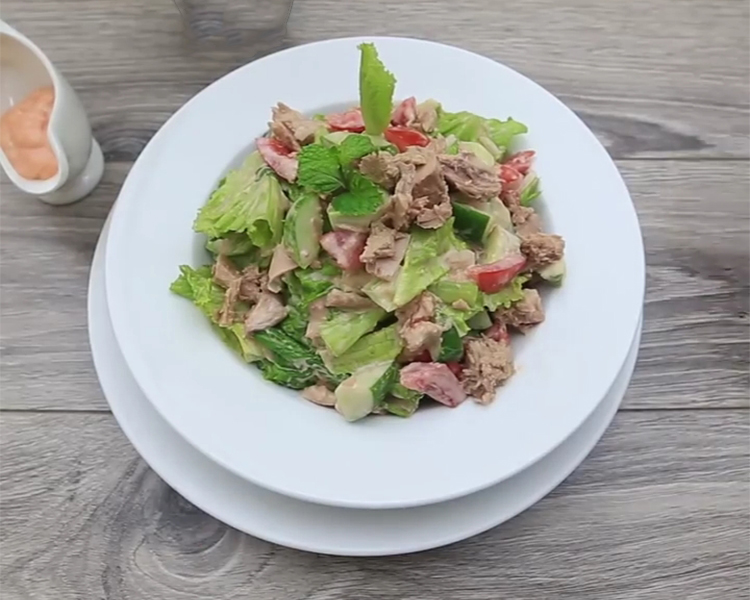 Cách trộn salad cá ngừ ngon bổ dưỡng trong 3 phút