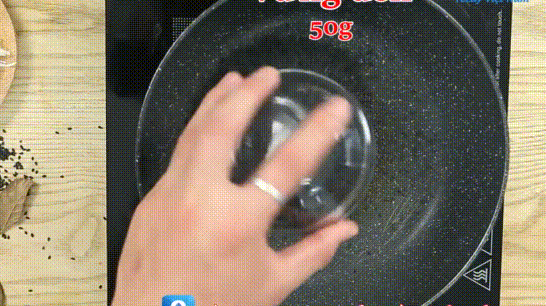 Cho 50g mè đen vào chảo rang cho chín.