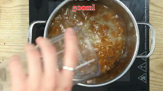 Cho vào nồi khác 100g đường thốt nốt và 500ml nước lọc nấu đến khi đường tan hết rồi cho bánh vào.