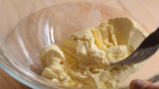 Cho 250g kem phô mai vào tô lớn, dùng nĩa tán cho kem mịn.