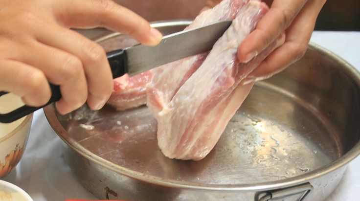 Thịt ba chỉ mua về rửa sạch với nước, dùng dao cắt miếng vừa nướng và khứa nhẹ trên bề mặt da để khi tẩm ướp gia vị sẽ dễ dàng và thấm đều hơn.