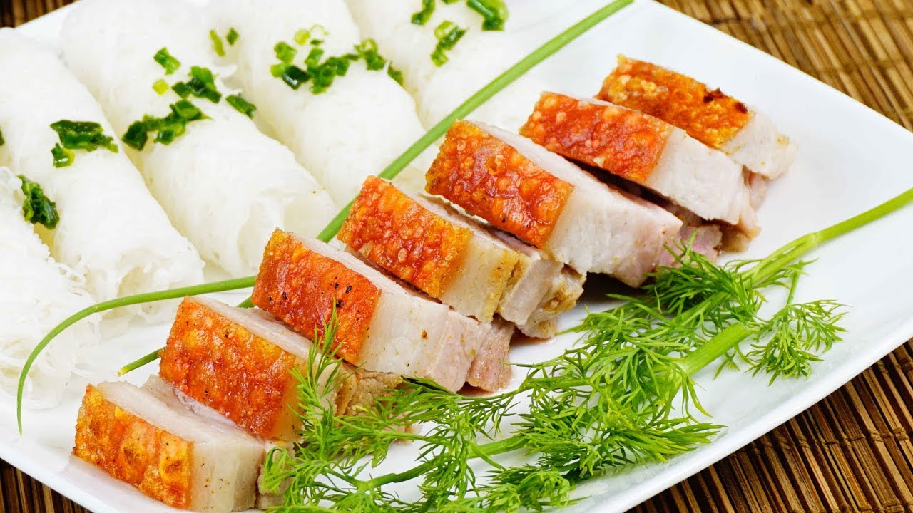 Thịt quay có thể ăn với cơm nóng,bún tươi hoặc bánh hỏi và các loại rau sống ăn kèm mà bạn thích đều rất ngon