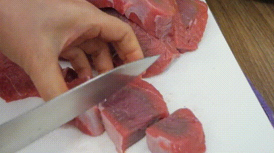 Lọc bỏ đi phần mỡ của thịt bò và cắt thành khối khoảng 3cm.