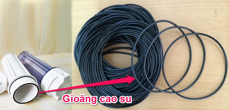 Gioăng cao su bị lệch, chưa được lắp, hoặc bị hỏng, mất