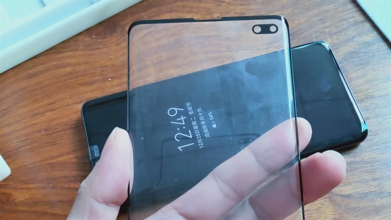 Thiết kế của Galaxy S10+ lộ diện thông qua mặt kính bảo vệ màn hình