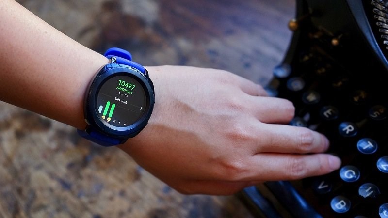 Samsung Galaxy Sport không chỉ là một chiếc đồng hồ thông minh thời trang, mà còn đem lại khoảnh khắc trải nghiệm sức khỏe đầy hứng khởi. Với GPS tích hợp và tính năng theo dõi tập luyện, Sport giúp bạn theo dõi các hoạt động thể thao thường ngày của mình, từ đi bộ đến chạy bộ và tập thể dục.