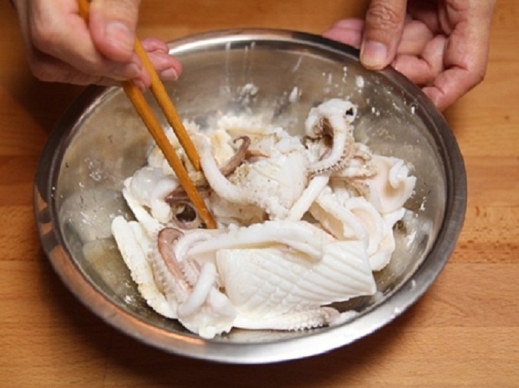 Đem mực đã được cắt miếng ướp với hỗn hợp 1/2 thìa tiêu, 1/3 thìa muối + 1 thìa nước mắm và 1 muỗng gừng băm nhuyễn. Để khoảng 15-20 phút cho thấm đều gia vị.