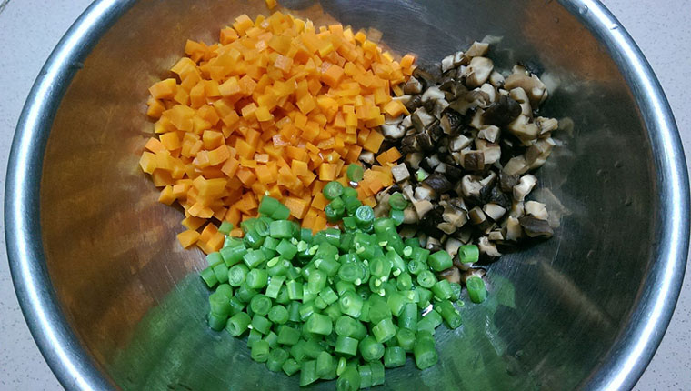 Sơ chế nấm hương, cà rốt, đậu cove