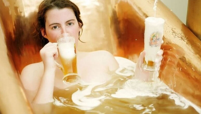 5 tác dụng tuyệt vời khi tắm bằng bia