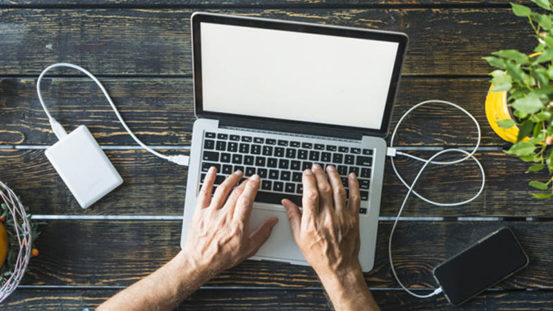 sac-dien-thoai-bang-laptop