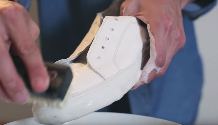 Giày da trắng bị bẩn và đây là cách vệ sinh chuẩn không cần chỉnh