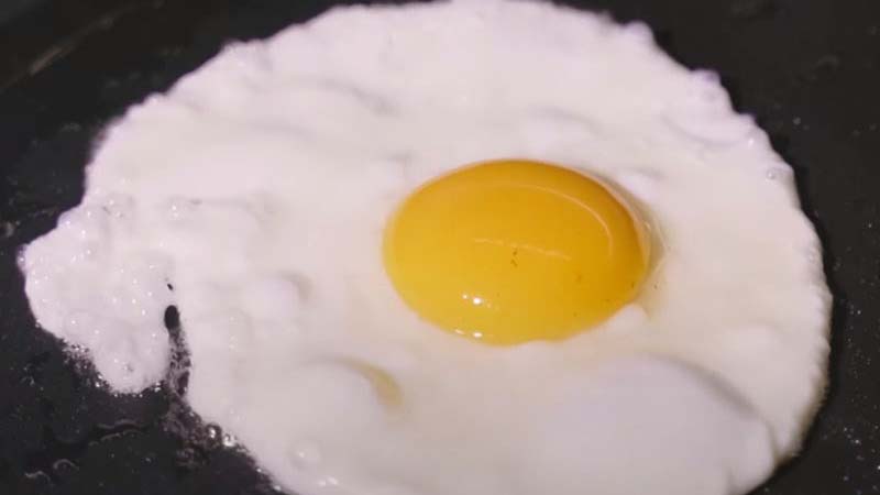 Cách làm món trứng ốp là truyền thống