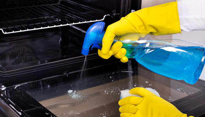 Cách vệ sinh lò vi sóng bằng nước lau kính