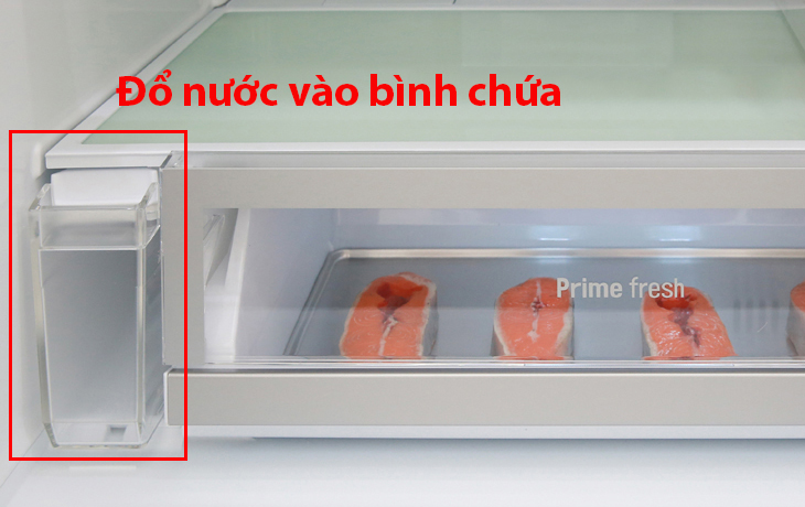 Bước 1: Cho nước vào hộp chứa bên trong tủ lạnh. Cách sử dụng chức năng làm đá tự động trên tủ lạnh Panasonic > Bước 1: Cho nước vào hộp chứa bên trong tủ lạnh.