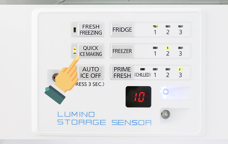 Bước 2: Tủ lạnh sẽ liên tục bơm nước lên ngăn đông và tự động làm đá. Cách sử dụng chức năng làm đá tự động trên tủ lạnh Panasonic > Bước 2: Tủ lạnh sẽ liên tục bơm nước lên ngăn đông và tự động làm đá.