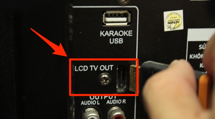 Cắm đầu HDMI vào cổng trên dàn karaoke