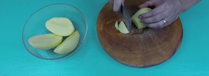 Bước 1 Sơ chế nguyên liệu Mứt khoai tây miếng (công thức có dùng nước vôi trong)