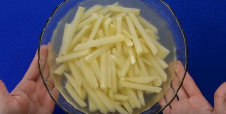 Bước 1 Sơ chế nguyên liệu Mứt khoai tây miếng (công thức không dùng nước vôi trong)