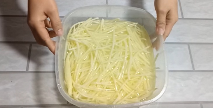 Bước 1 Sơ chế nguyên liệu Mứt khoai tây sợi