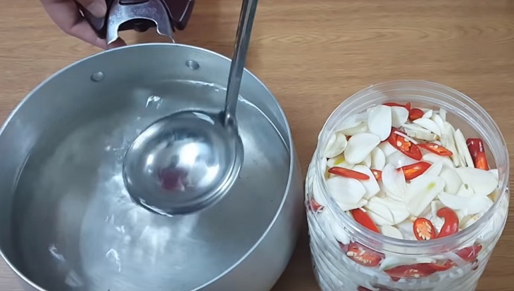 đổ nước muối vào muối măng chua