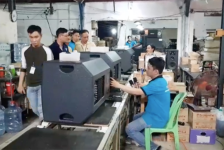 Kiểm tra chất lượng âm thanh lần cuối bằng loa vừa gắn vào thùng.