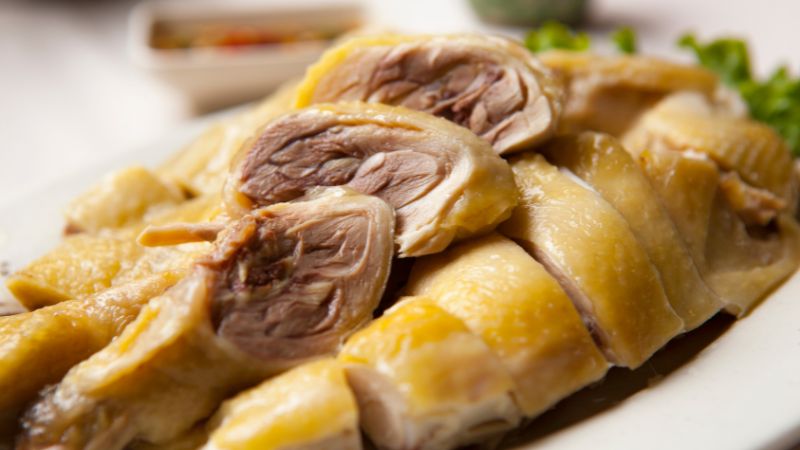 Gà luộc là món không bao giờ thiếu trên mâm cỗ ngày Tết ở miền Nam. Gà luộc là món không bao giờ thiếu trên mâm cỗ ngày Tết ở miền Nam.