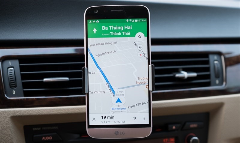 Google Maps là ứng dụng hỗ trợ điều hướng tốt nhất hiện nay, với hàng triệu người dùng trên toàn thế giới. Không chỉ giúp bạn tìm đường đi nhanh chóng và chính xác, Google Maps còn cung cấp thêm nhiều thông tin hữu ích như địa điểm, đánh giá, ảnh v.v. Hãy cài đặt Google Maps và khám phá thế giới ngay hôm nay.