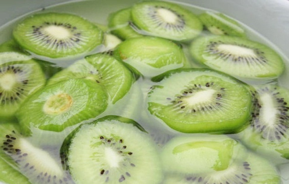 Bước 1 Sơ chế kiwi Mứt kiwi dẻo