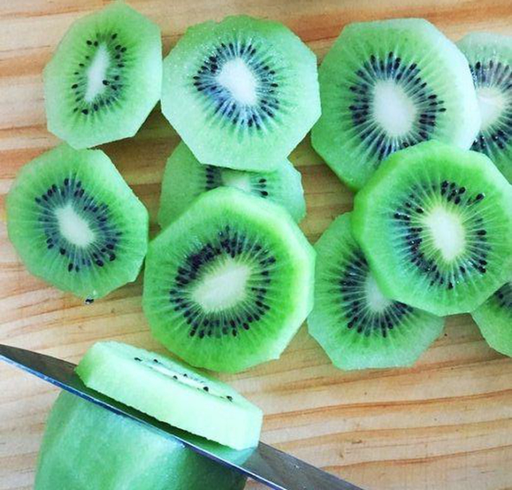 Bước 1 Sơ chế kiwi Mứt kiwi dẻo