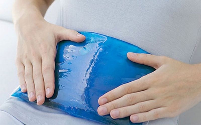 Bạn nên đặt túi nhiệt lên vùng bụng dưới để giúp kích thích máu lưu thông